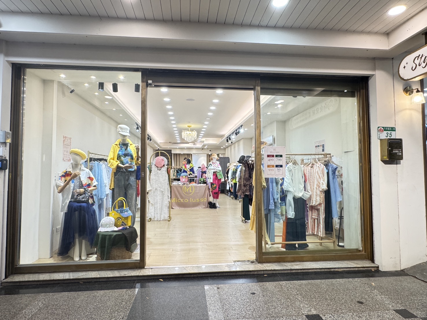 門市內整齊陳列的服飾衣櫃