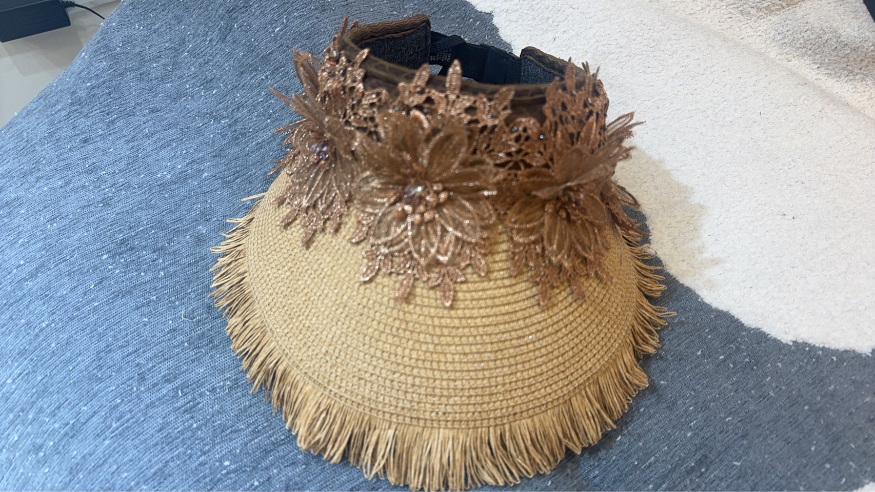 焦糖色流蘇遮陽帽，飾以金蔥立體花朵