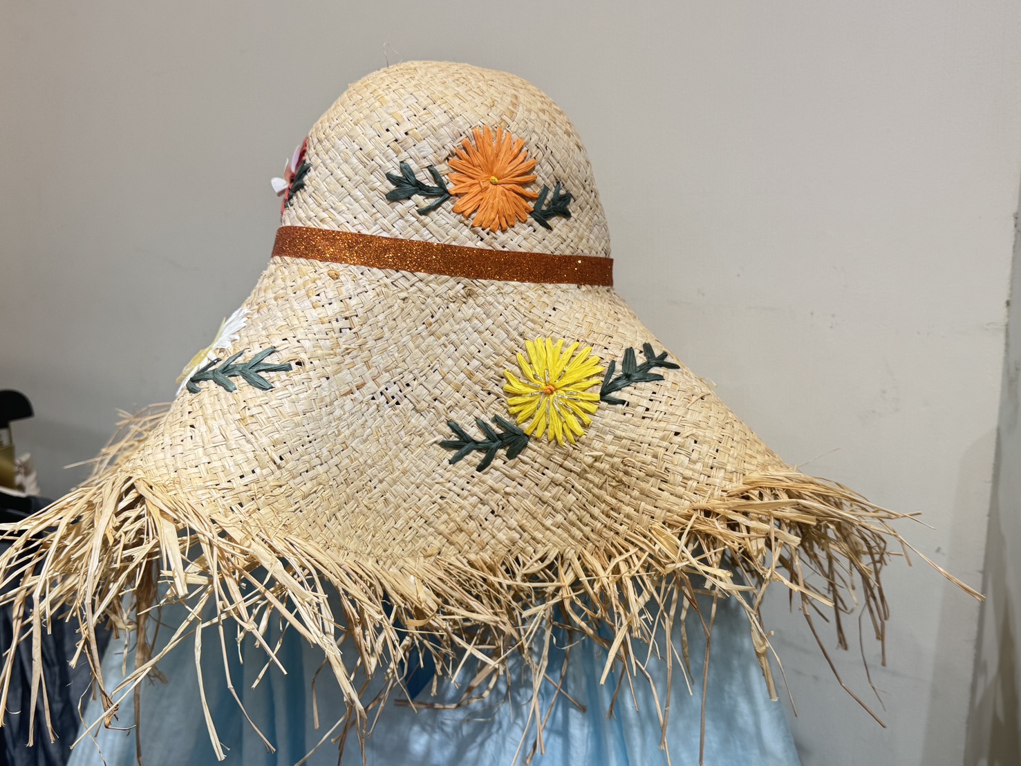 手工編織草帽，繡上橘黃立體花朵